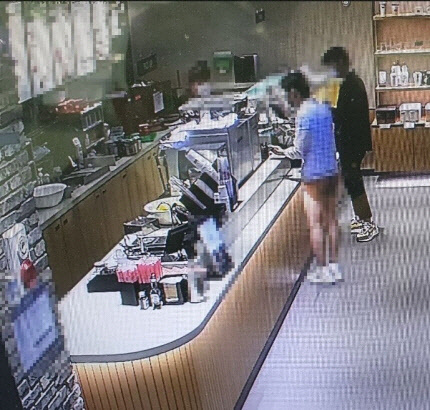 지난 18일 부산 수영구 광안동 한 까페에 나타난 하의실종남. <독자제공>